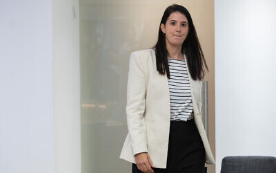La députée Shirly Pinto lors d'une réunion de faction de l'alliance Unité nationale à l'Institut israélien de la Démocratie de Jérusalem, le 23 août 2022. (Crédit : Yonatan Sindel/Flash90)
