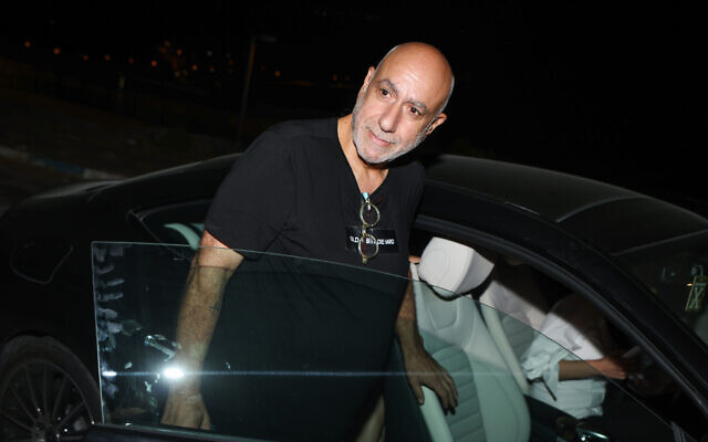 L'ancien commandant du district de Jérusalem, Nissan "Niso" Shaham remis en liberté, devant la prison de Hermon, le 25 août 2022. (Crédit : David Cohen/Flash90)