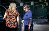 Yaffa Ben David, cheffe du Syndicat des enseignants israéliens, arrivant au ministère des Finances à Jérusalem, le 25 août 2022. (Crédit : Yonatan Sindel/Flash90)