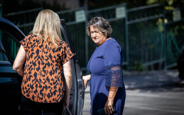Yaffa Ben David, cheffe du Syndicat des enseignants israéliens, arrivant au ministère des Finances à Jérusalem, le 25 août 2022. (Crédit : Yonatan Sindel/Flash90)