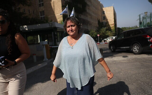 Yaffa Ben David, cheffe du Syndicat des enseignants israéliens, arrivant pour des négociations au ministère des Finances, à Jérusalem, le 31 août 2022. (Crédit : Yonatan Sindel/Flash90)