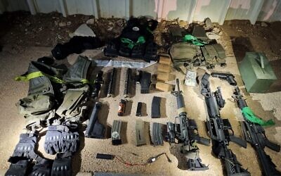 Armes saisies sur des Palestiniens recherchés dans la région de Jénine, dans le nord de la Cisjordanie, le 24 août 2022. (Crédit : Armée israélienne)