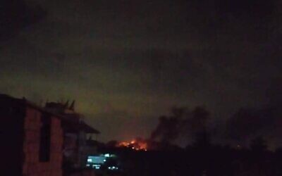 Un feu en train de brûler près de la ville côtière de Tartus après une frappe aérienne attribuée à Israël, le 14 août 2022. (Crédit : Réseaux sociaux)