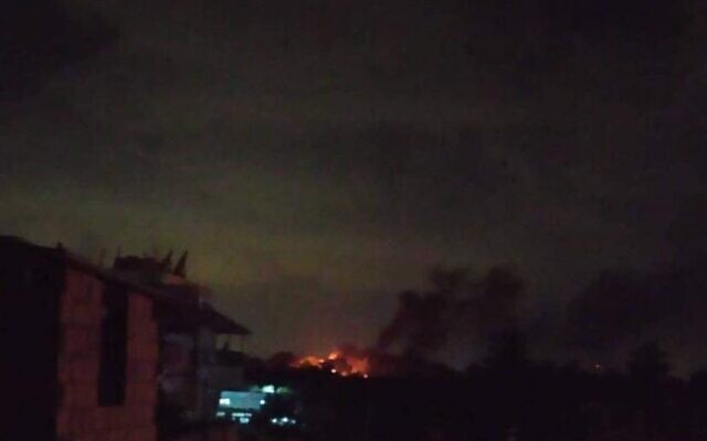 Un feu en train de brûler près de la ville côtière de Tartus après une frappe aérienne attribuée à Israël, le 14 août 2022. (Crédit : Réseaux sociaux) Un feu en train de brûler près de la ville côtière de Tartus après une frappe aérienne attribuée à Israël, le 14 août 2022. (Crédit : Réseaux sociaux)
