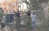 Nabeel Sawalhi et Nihad Owais, à droite, se rendant aux troupes israéliennes après une fusillade dans la ville de Rujeib, au nord de la Cisjordanie, près de Naplouse, le 30 août 2022. (Crédit : Capture d'écran/Twitter)