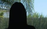 Interview d'une ancienne gardienne de la prison de Gilboa, "Shirli", qui affirme avoir été agressée sexuellement par un détenu de sécurité palestinien, le 2 août 2022. (Crédit : Capture d'écran/La Douzième chaîne)
