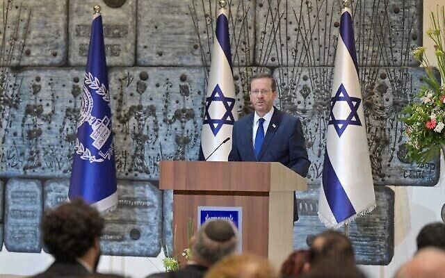 Le président Isaac Herzog évoque le scandale de la prison de Gilboa, à la résidence du président, à Jérusalem, le 2 août 2022. (Crédit : Kobi Gideon/GPO) Le président Isaac Herzog évoque le scandale de la prison de Gilboa, à la résidence du président, à Jérusalem, le 2 août 2022. (Crédit : Kobi Gideon/GPO)