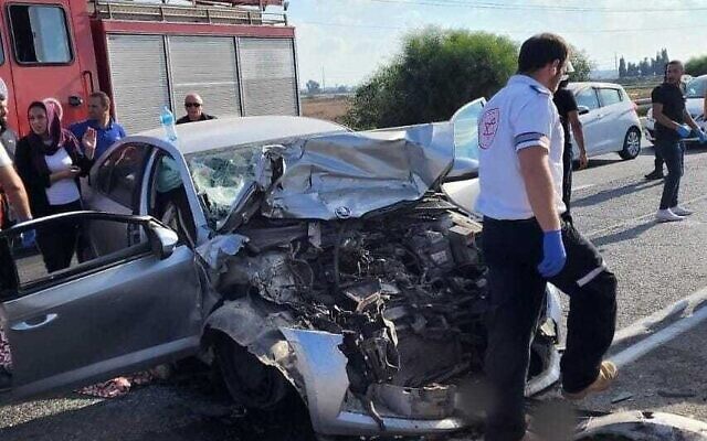 Des ambulanciers du Magen David Adom sur les lieux d'un accident de voiture au carrefour de Beerotayim, dans le centre d'Israël, le 11 août 2022. (Crédit : Magen David Adom)