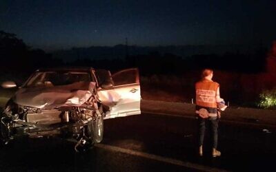 Lieu d'un décès sur la route suite à un accident sur l'autoroute 4, le 12 août 2022. (Crédit : Magen David Adom)