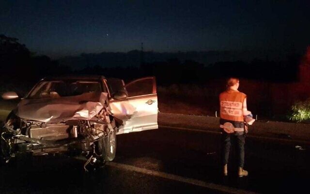 Lieu d'un décès sur la route suite à un accident sur l'autoroute 4, le 12 août 2022. (Crédit : Magen David Adom) Lieu d'un décès sur la route suite à un accident sur l'autoroute 4, le 12 août 2022. (Crédit : Magen David Adom)
