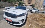 Illustration. Des voitures de police dans le quartier de Ramot à Jérusalem, où un garçon de 4 ans a été prétendument étouffé par un proche, le 13 août 2022. (Crédit : Police israélienne)