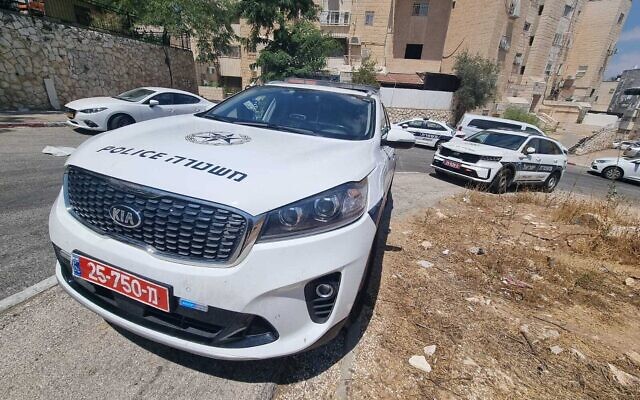 Illustration. Des voitures de police dans le quartier de Ramot à Jérusalem, où un garçon de 4 ans a été prétendument étouffé par un proche, le 13 août 2022. (Crédit : Police israélienne) Illustration. Des voitures de police dans le quartier de Ramot à Jérusalem, où un garçon de 4 ans a été prétendument étouffé par un proche, le 13 août 2022. (Crédit : Police israélienne)