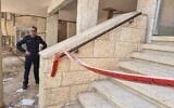 La police se rend dans une propriété de Ramot, après avoir appris qu'un jeune garçon avait été retrouvé avec des marques de strangulation sur le cou,le 13 août 2022. (Crédit : Police israélienne)