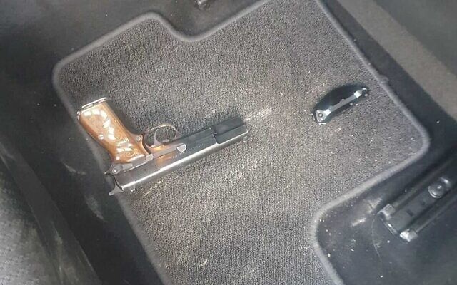 Une photo publiée par la police israélienne de l'arme qui aurait été utilisée dans une fusillade terroriste présumée à l'extérieur de la Vieille Ville de Jérusalem, le 14 août 2022. (Crédit : Police israélienne) Une photo publiée par la police israélienne de l'arme qui aurait été utilisée dans une fusillade terroriste présumée à l'extérieur de la Vieille Ville de Jérusalem, le 14 août 2022. (Crédit : Police israélienne)