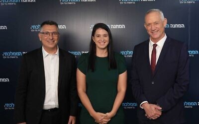 Sur cette photo publiée par le Camp national, les dirigeants Benny Gantz, à droite, et Gideon Saar, à gauche, posant avec le nouveau membre du parti, la députée Shirly Pinto, le 22 août 2022. (Crédit : Elad Malka)