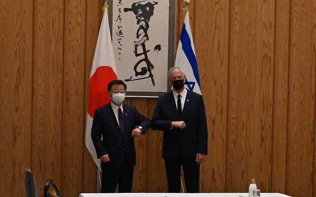 Le ministre de la Défense, Benny Gantz, pendant une visite au Japon pour célébrer le 70e anniversaire des relations diplomatiques entre les deux pays, le 29 août 2022. (Crédit : Ariel Hermoni/Ministère de la Défense) Le ministre de la Défense, Benny Gantz, pendant une visite au Japon pour célébrer le 70e anniversaire des relations diplomatiques entre les deux pays, le 29 août 2022. (Crédit : Ariel Hermoni/Ministère de la Défense)