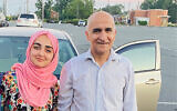 Hadiya, réfugiée afghane, et son père Mirwais, après avoir été réinstallés en 2021 à Harrisburg, en Pennsylvanie, grâce à une initiative conjointe des Fédérations juives d'Amérique du Nord et de la Fondation Shapiro. (Crédit : Autorisation)