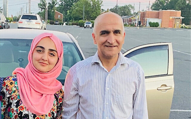 Hadiya, réfugiée afghane, et son père Mirwais, après avoir été réinstallés en 2021 à Harrisburg, en Pennsylvanie, grâce à une initiative conjointe des Fédérations juives d'Amérique du Nord et de la Fondation Shapiro. (Crédit : Autorisation)