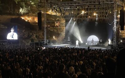 La chanteuse Noga Erez en concert lors du salon Hutzot Hayotzer de Jérusalem au Sultan Pool, le 23 août 2022. (Crédit :  Jessica Steinberg/Times of Israel)