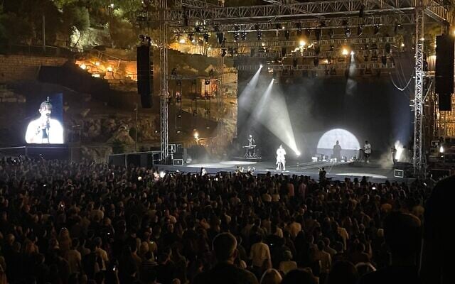La chanteuse Noga Erez en concert lors du salon Hutzot Hayotzer de Jérusalem au Sultan Pool, le 23 août 2022. (Crédit :  Jessica Steinberg/Times of Israel)