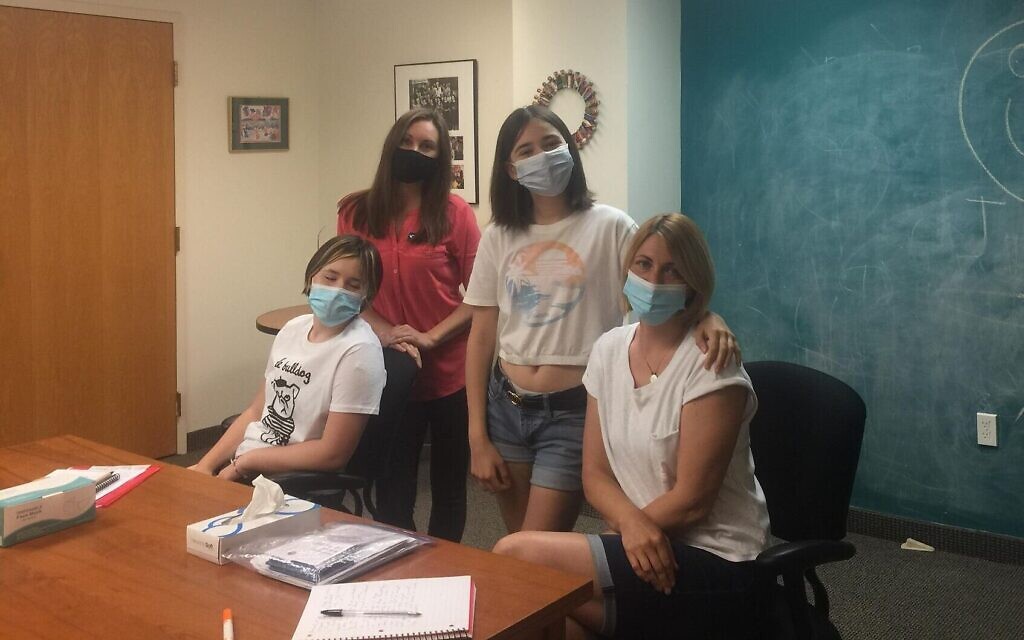  Olena Mironyuk, à droite, avec ses filles Masha et Alina et Iryna Saks, membre du personnel, au bureau du Jewish Family Service à Framingham, Massachusetts. (Crédit : Autorisation)