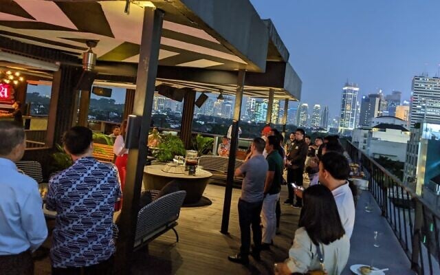 Une rencontre entre Israéliens et Indonésiens à Jakarta, dans le cadre d'une délégation israélienne sur l'innovation en Indonésie, en juillet 2022. (Crédit : Samuel Neufeld)