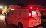Une ambulance du Magen David Adom sur les lieux du meurtre présumé d'un quadragénaire à Ramle, le 27 août 2022. (Crédit  : Magen David Adom)