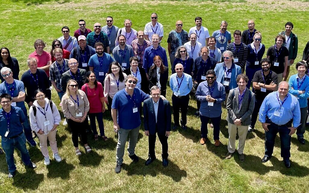 Avi Loeb, au centre, avec des invités lors d'une conférence organisée en l'honneur de son 60e anniversaire, Martha's Vineyard, dans le Massachusetts, en juin 2022. (Crédit : Avec l'aimable autorisation)