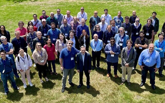 Avi Loeb, au centre, avec des invités lors d'une conférence organisée en l'honneur de son 60e anniversaire, Martha's Vineyard, dans le Massachusetts, en juin 2022. (Crédit : Avec l'aimable autorisation)