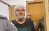 Capture d'écran de la vidéo d'Uri Shchori, qui a été filmé en train d'attaquer un autre conducteur avec une machette, arrive pour une audience de mise en détention provisoire, le 29 août 2022. (Crédit : Capture d'écran/Twitter)