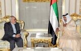 Le président des Émirats arabes unis  Sheikh Khalifa bin Zayed Al Nahyan, à droite, rencontre le ministre des Affaires étrangères iranien Mohammad Javad Zarif à Abu Dhabi, aux Émirats arabes unis, le 4 décembre 2013. (Crédit : AP/WAM/File)