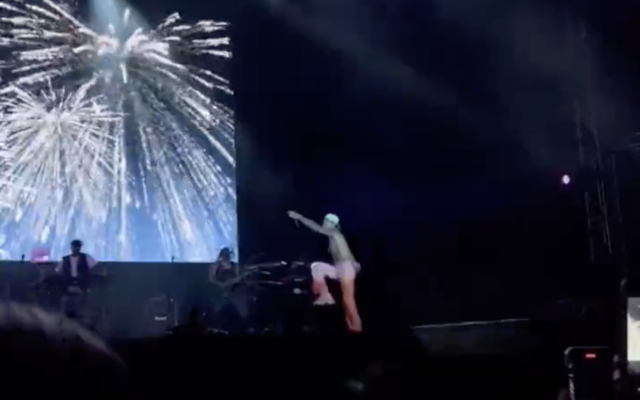 La pop-star canadienne semble exécuter un hommage nazi lors d’un concert à Helsinki, en Finlande, le 9 août 2022. (Capture d’écran) La pop-star canadienne semble exécuter un hommage nazi lors d’un concert à Helsinki, en Finlande, le 9 août 2022. (Capture d’écran)