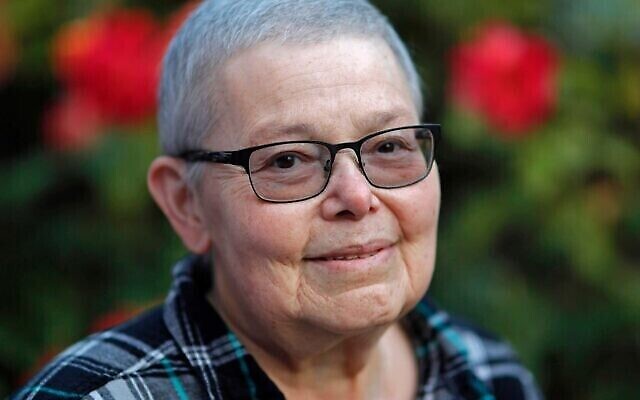 Elana Dykewomon, auteure lesbienne, poète et dramaturge, photographiée à son domicile d’Oakland, en Californie, le 1er mai 2022, décédée le 7 août 2022. (Jane Tyska/Digital First Media/East Bay Times via Getty Images via la JTA) Elana Dykewomon, auteure lesbienne, poète et dramaturge, photographiée à son domicile d’Oakland, en Californie, le 1er mai 2022, décédée le 7 août 2022. (Jane Tyska/Digital First Media/East Bay Times via Getty Images via la JTA)