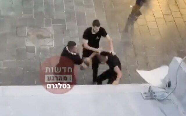 Une agression sur le marché Mahane Yehuda de Jérusalem, le 221 août 2022. (Capture d'écran : Twitter) Une agression sur le marché Mahane Yehuda de Jérusalem, le 221 août 2022. (Capture d'écran : Twitter)
