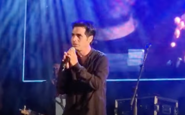 Le rockeur Aviv Geffen rend public son revirement politique, en se produisant dans des implantations qu'il avait auparavant critiquées, en août 2022. (Crédit : YouTube)