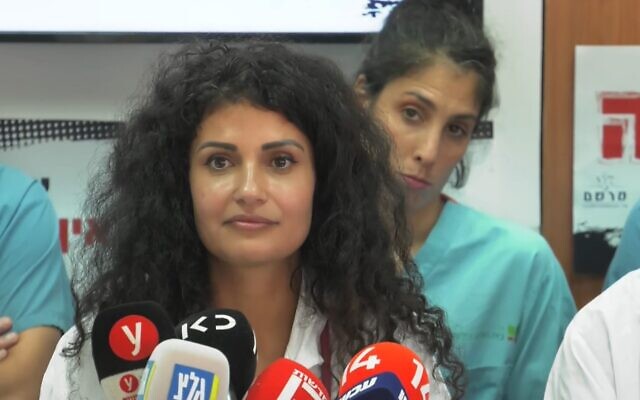La docteure Rey Biton, cheffe de l'organisation Mirsham représentant les médecins résidents, lors d'une conférence de presse, le 25 août 2022. (Capture d'écran)