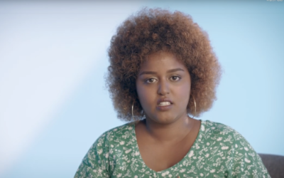 Tova Tamana, une Israélienne de 28 ans atteinte de schizophrénie, évoque son parcours dans une nouvelle campagne gouvernementale visant à mettre un terme aux stigmatisations face aux pathologies mentales. (Capture d'écran : Ministère israélien de la Santé)