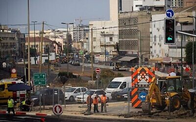 Construction en cours du tramway à l'intersection des rues Allenby et Yehuda Halevi, à Tel Aviv, le 4 août 2015. Illustration (Crédit : Miriam Alster/Flash90) 