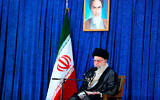 L’ayatollah Ali Khamenei, guide suprême iranien, prenant la parole à l’occasion de l’anniversaire de la mort du défunt fondateur de la République islamique, l’ayatollah Ruhollah Khomeiny, sur l’affiche en haut au centre, en son mausolée de Téhéran, en Iran, le 4 juin 2022. (Crédit : Bureau du Guide suprême iranien via l'AP)