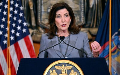 La gouverneure de l'État de New York, Kathy Hochul, au Capitole de l'État à Albany, New York, le 1er juillet 2022. (Crédit : Hans Pennink/AP Photo)