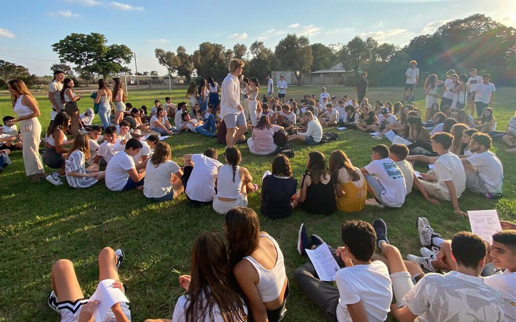 Participants à la colonie de vacances "Hallelujah" sur la côte israélienne, le 12 août 2022. (Crédit : Camp d'été "Hallelujah")