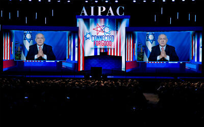 Le Premier ministre Benjamin Netanyahu s'exprimant par liaison vidéo depuis Israël à la conférence politique 2019 de l'American Israel Public Affairs Committee (AIPAC), au Washington Convention Center, à Washington, DC, le 26 mars 2019. (Crédit : AP Photo/Jose Luis Magana)