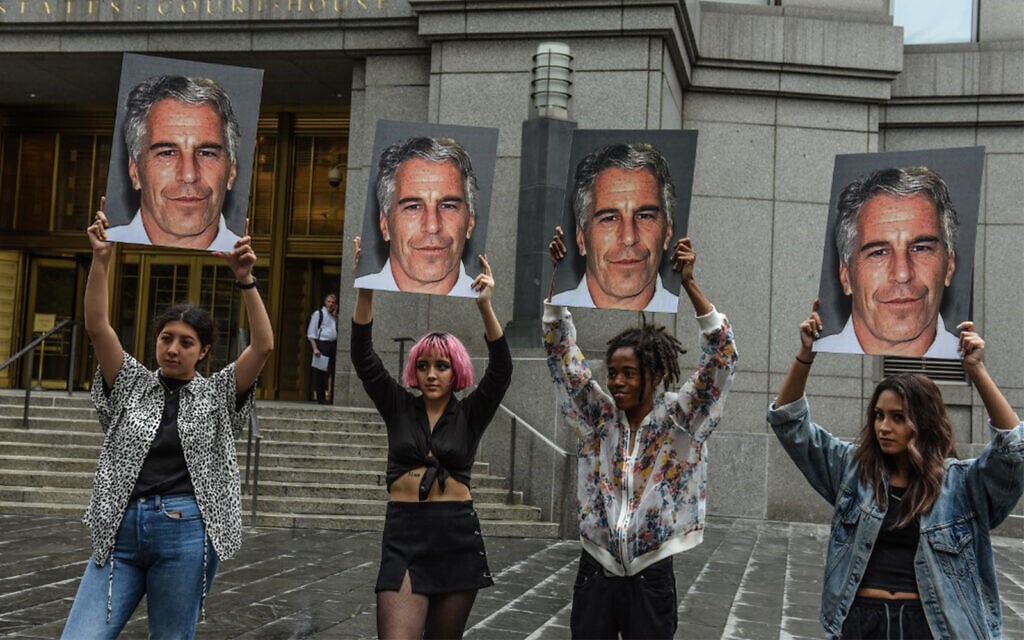 Des manifestants avec des portraits géants de Jeffrey Epstein, devant le tribunal fédéral, le 8 juillet 2019 à New York. (Stephanie Keith/Getty Images/AFP)