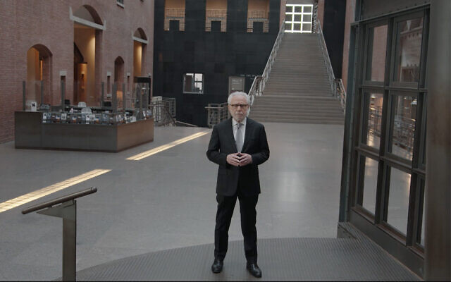 Wolf Blitzer, présentateur de CNN, en visite du Mémorial de la Shoah à Washington, DC, pour une diffusion spéciale sur la chaîne le 26 août 2022. (Crédit : CNN via JTA)