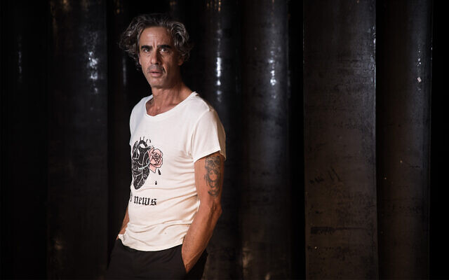 L'acteur Niro Levy sur scène pendant les répétitions d'une pièce intitulée "Dam Dam Da Dam" au théâtre de Jérusalem, le 17 mai 2018. (Crédit : Hadas Parush/Flash90) L'acteur Niro Levy sur scène pendant les répétitions d'une pièce intitulée "Dam Dam Da Dam" au théâtre de Jérusalem, le 17 mai 2018. (Crédit : Hadas Parush/Flash90)