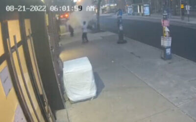 Des images de sécurité d'un homme juif en train de recevoir un coup d'extincteur dans la ville de New York, le 21 août 2022. (Crédit : Capture d'écran)