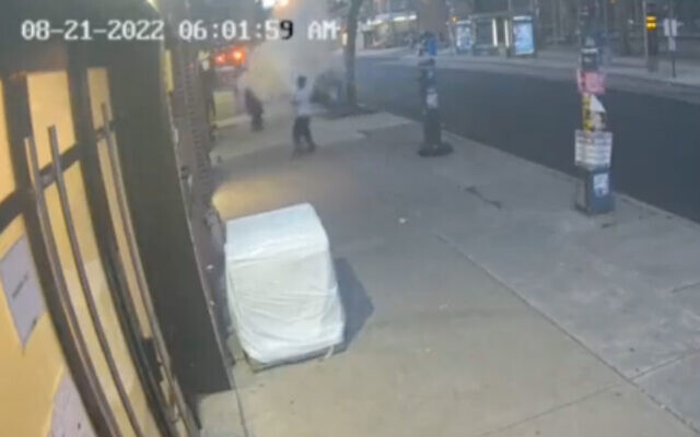 Des images de sécurité d'un homme juif en train de recevoir un coup d'extincteur dans la ville de New York, le 21 août 2022. (Crédit : Capture d'écran) Des images de sécurité d'un homme juif en train de recevoir un coup d'extincteur dans la ville de New York, le 21 août 2022. (Crédit : Capture d'écran)