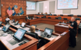 Le lieutenant-colonel Josh Judah, ancien officier de police du Louisville Metro Police Department, témoignant sur la façon dont la police a géré les manifestations et les troubles à l'ordre public en réponse au meurtre de Breonna Taylor, lors d'une audience en 2020. (Crédit : Jon Cherry/Stringer/Getty Images via JTA)