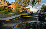 Illustration : La police locale et le FBI bloquant la zone autour de la maison de Hadi Matar, soupçonné d'avoir poignardé Salman Rushdie, à Fairview, dans le New Jersey, le 12 août 2022. (Crédit : Ted Shaffrey/AP)