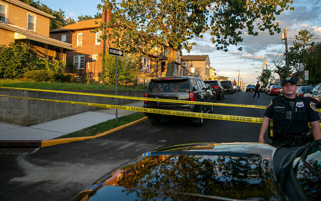 Illustration : La police locale et le FBI bloquant la zone autour de la maison de Hadi Matar, soupçonné d'avoir poignardé Salman Rushdie, à Fairview, dans le New Jersey, le 12 août 2022. (Crédit : Ted Shaffrey/AP) Illustration : La police locale et le FBI bloquant la zone autour de la maison de Hadi Matar, soupçonné d'avoir poignardé Salman Rushdie, à Fairview, dans le New Jersey, le 12 août 2022. (Crédit : Ted Shaffrey/AP)